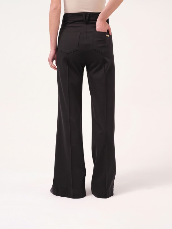 Calça de malha com bolsos