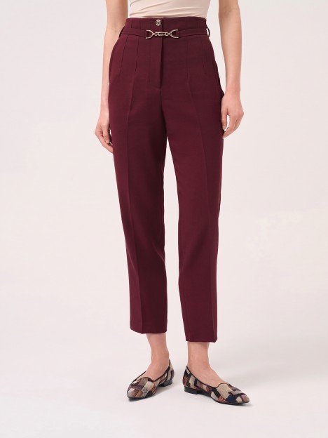 Calça clássica com cinto decorativo Calça clássica com cinto decorativo