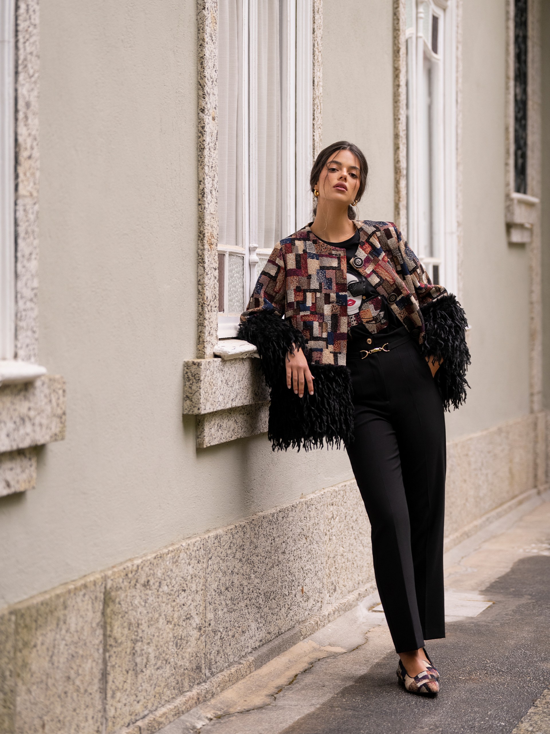 Calça clássica com cinto decorativo