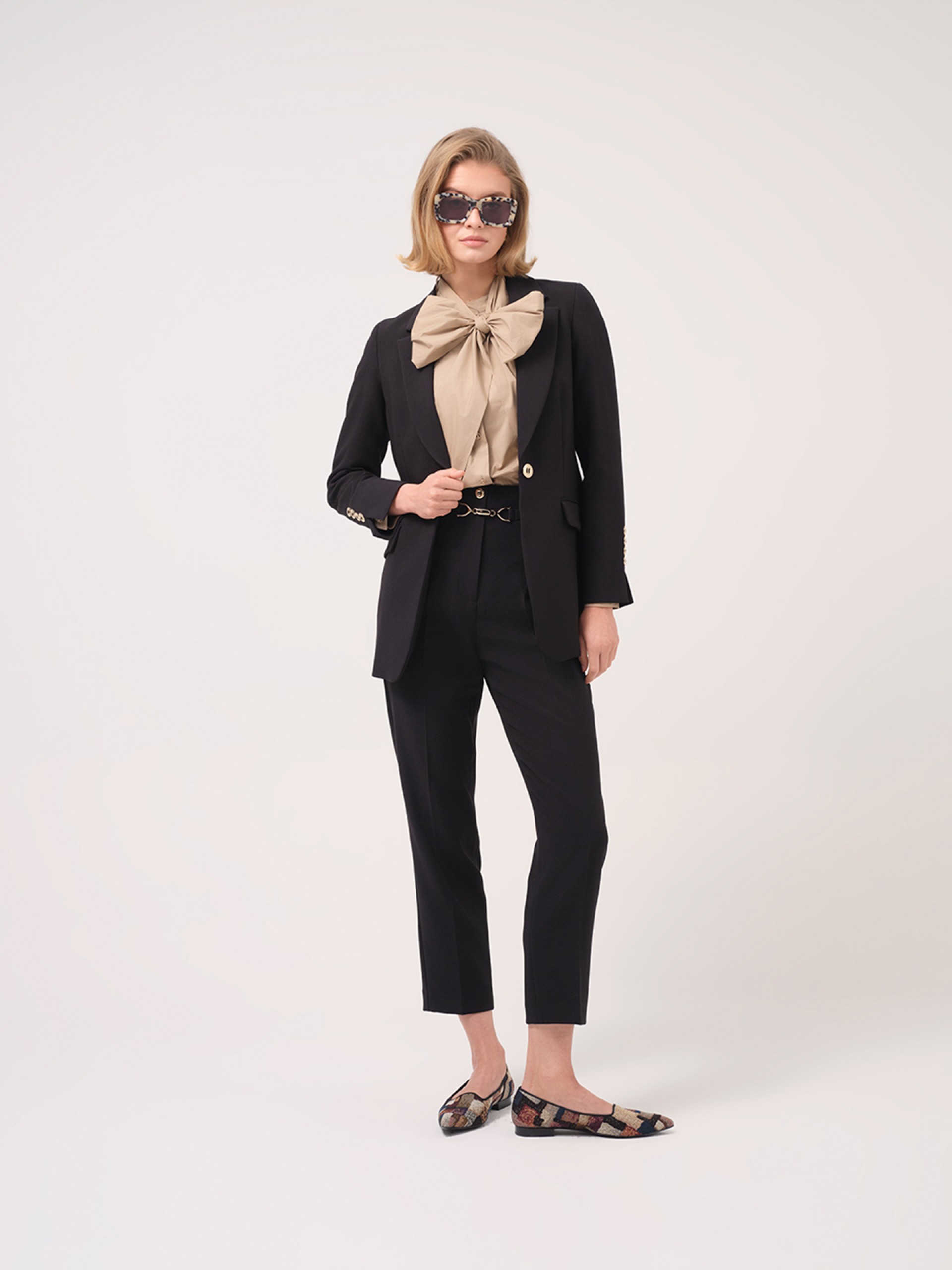 Calça clássica com cinto decorativo