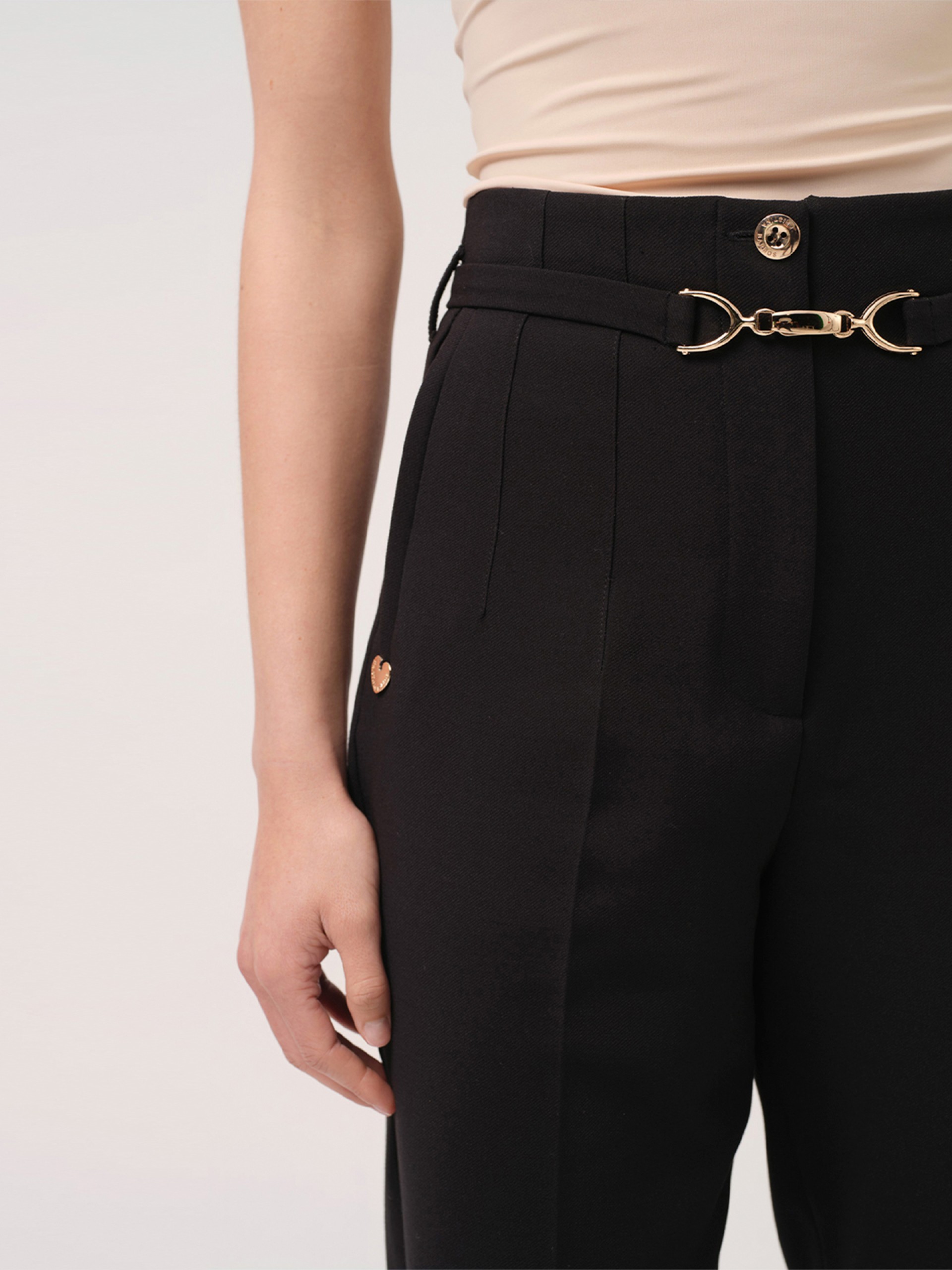 Calça clássica com cinto decorativo