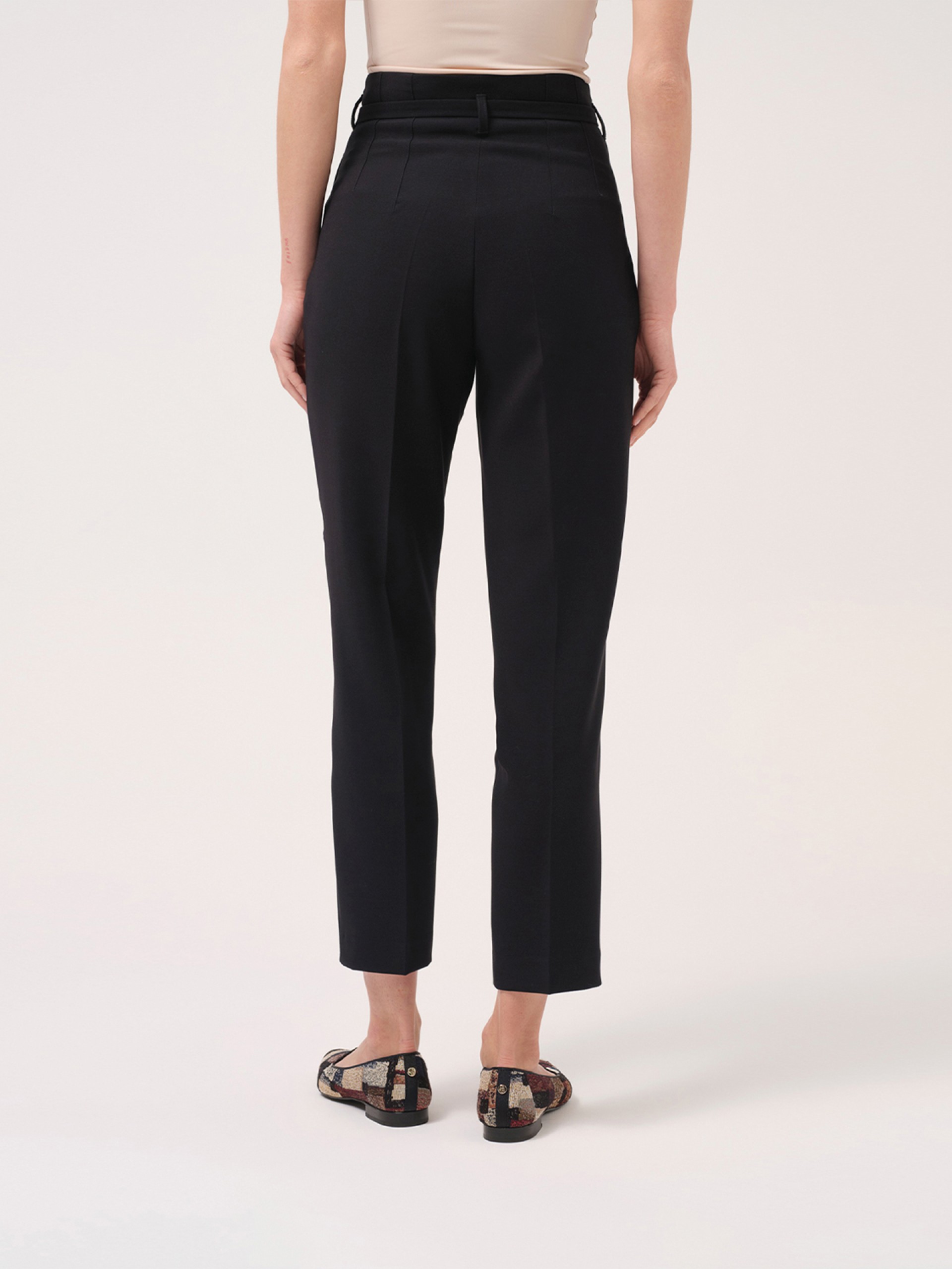 Calça clássica com cinto decorativo