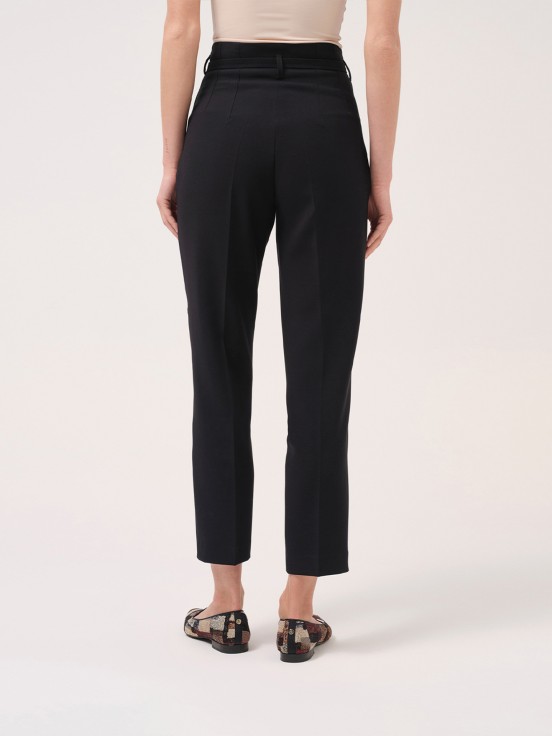 Calça clássica com cinto decorativo