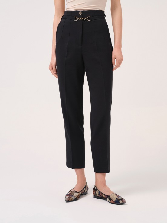 Calça clássica com cinto decorativo