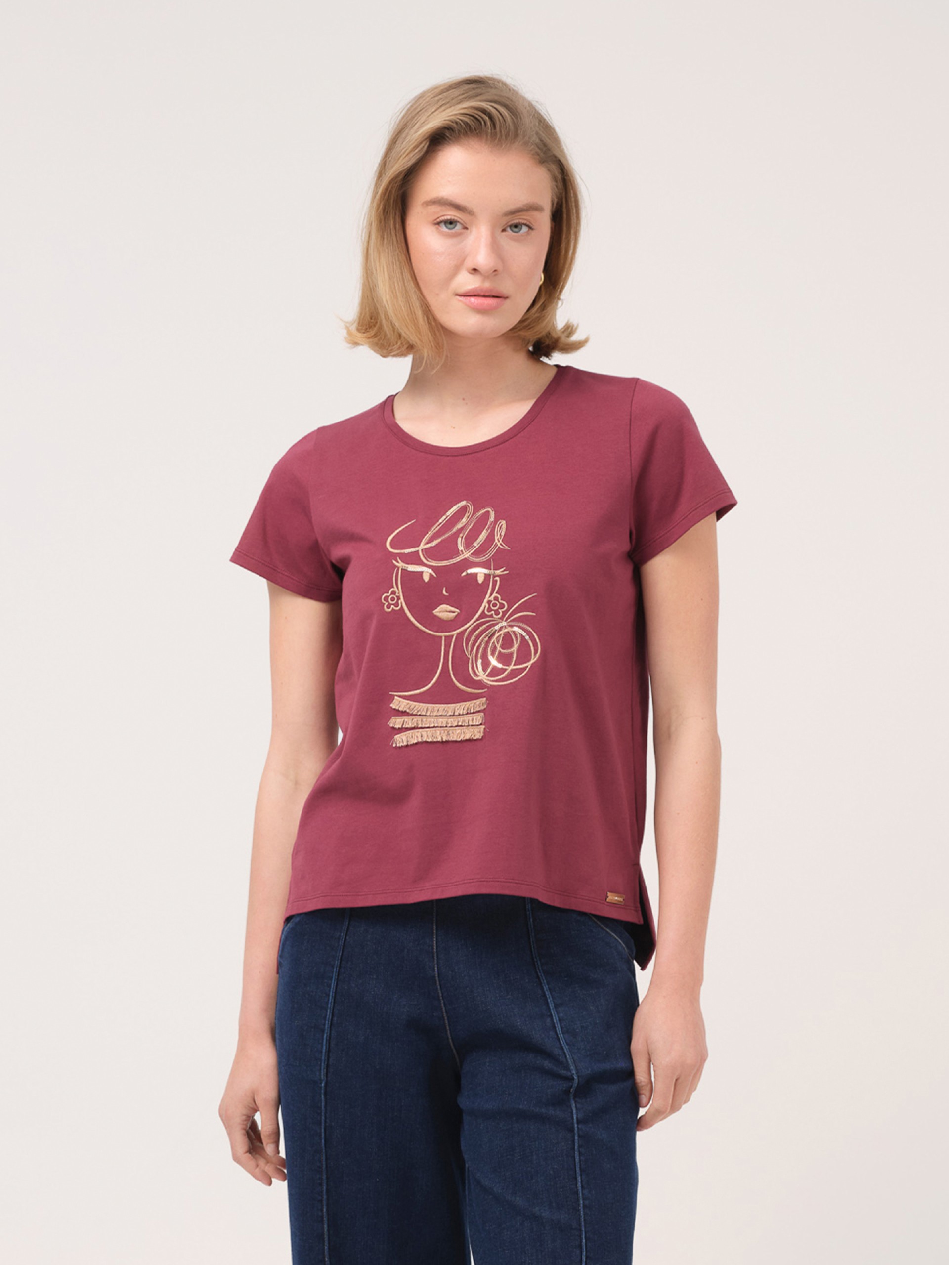 T-shirt com bordado