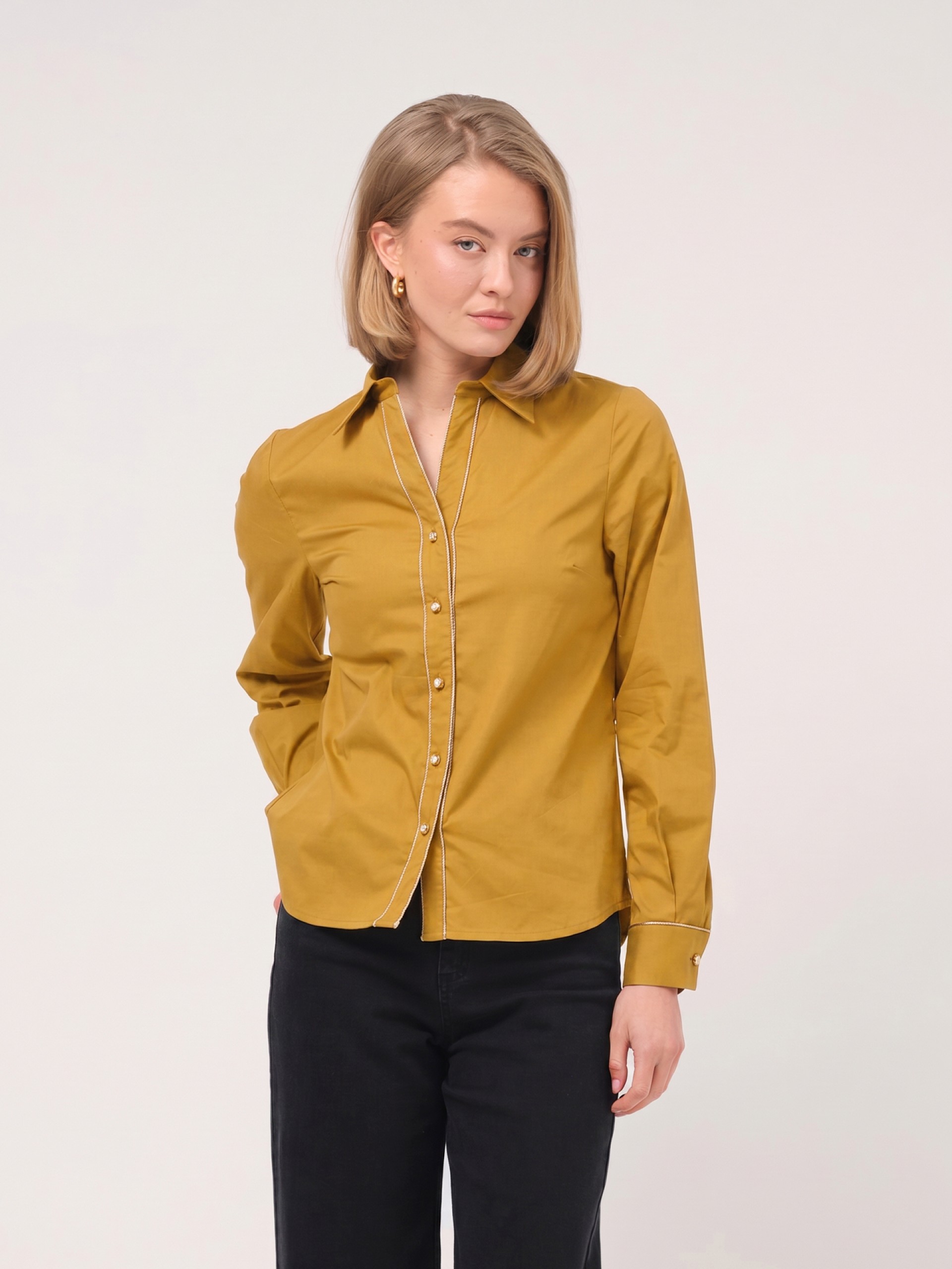 Camisa com detalhes dourados