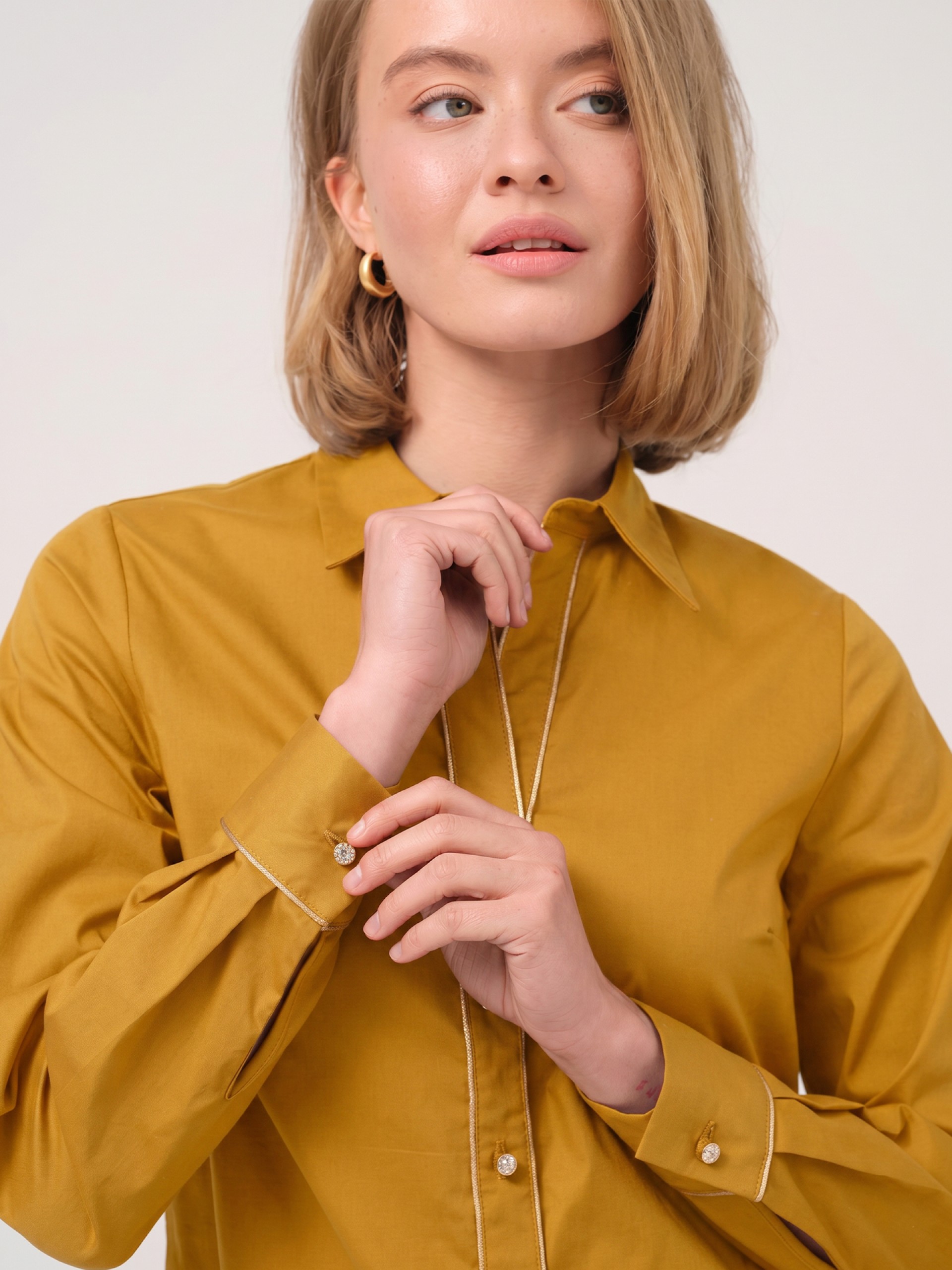 Camisa com detalhes dourados