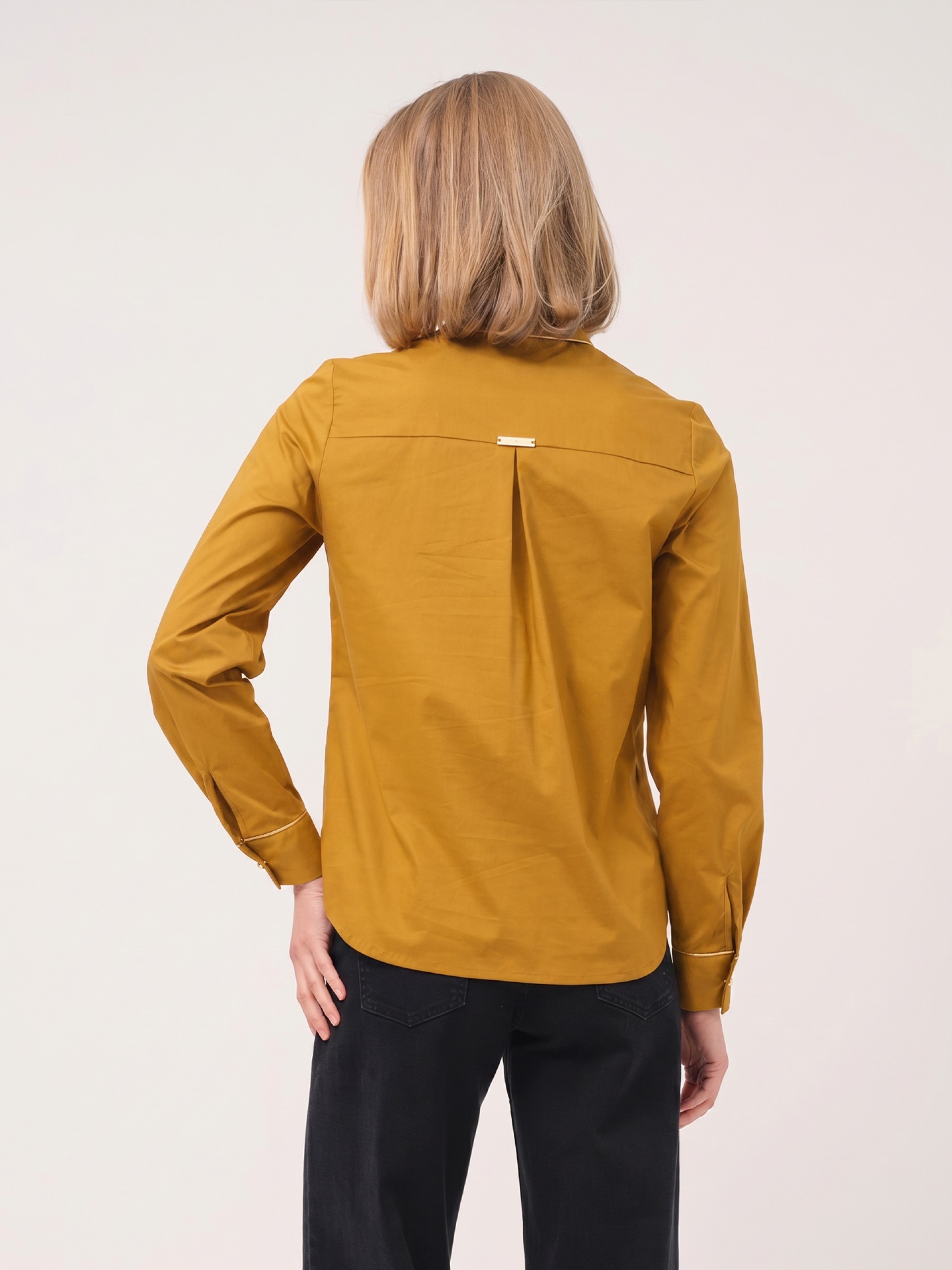 Camisa com detalhes dourados