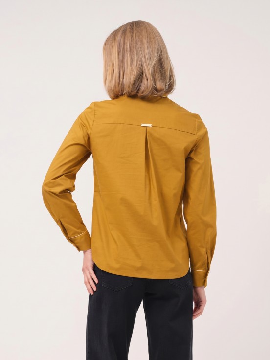 Camisa com detalhes dourados