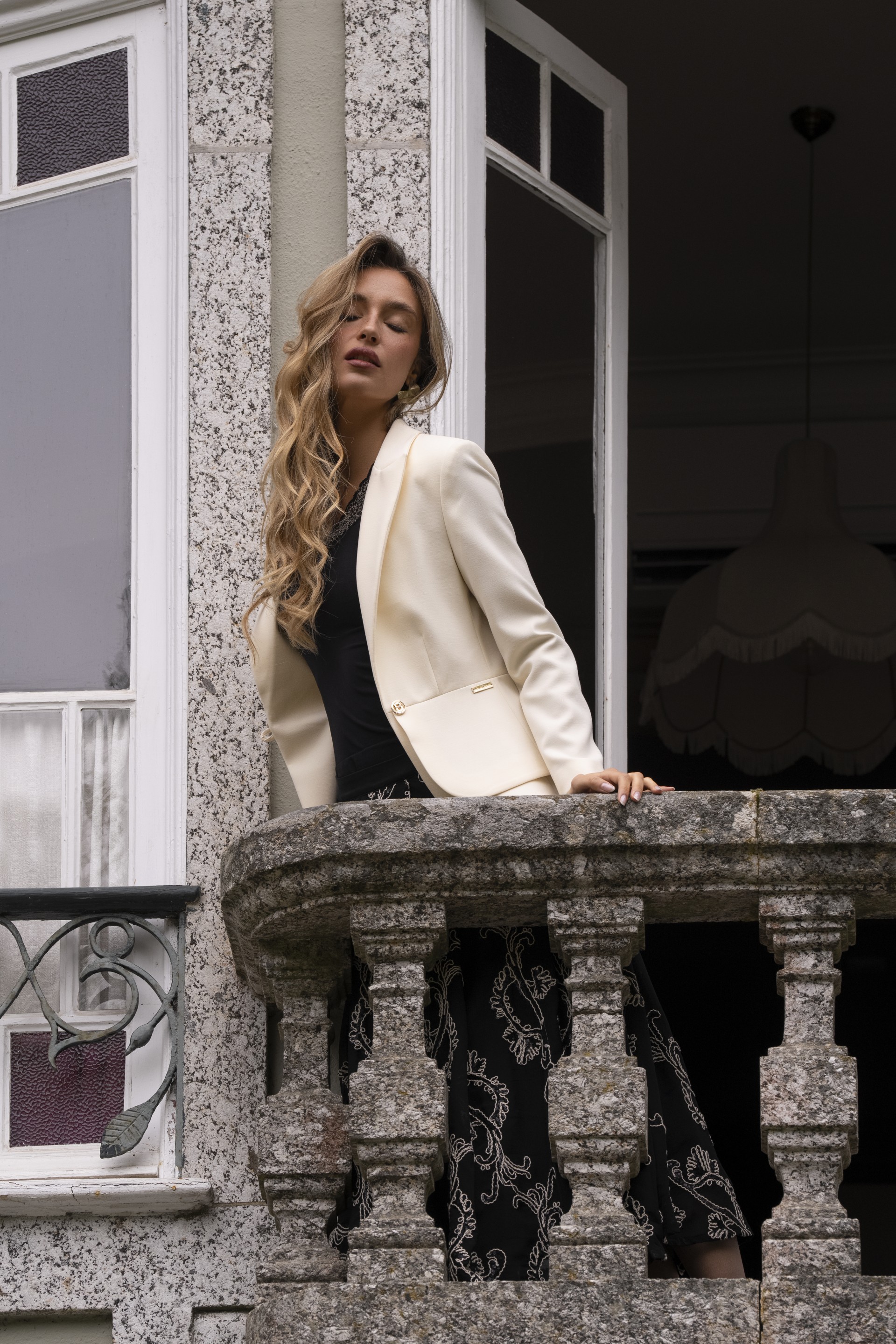 Plain blazer with flap
